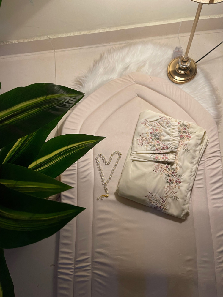 طقم مخملي مطرز