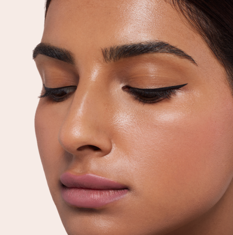 لوكا آيلاينر سائل    أسود داكن 01