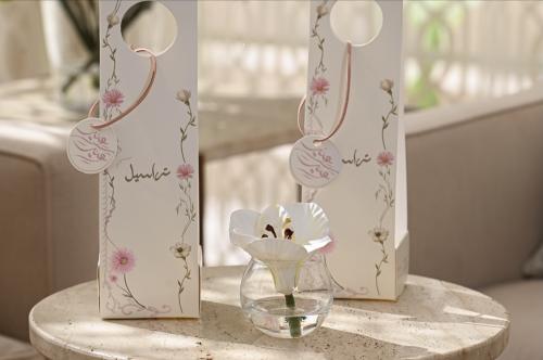 توزيعات العيد فازة ورد  (ابيض)