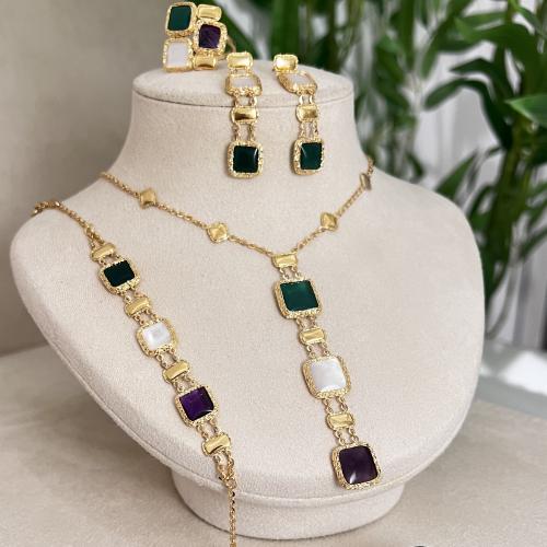 طقم ذهب مرصع بحجر كريم عيار18–4755