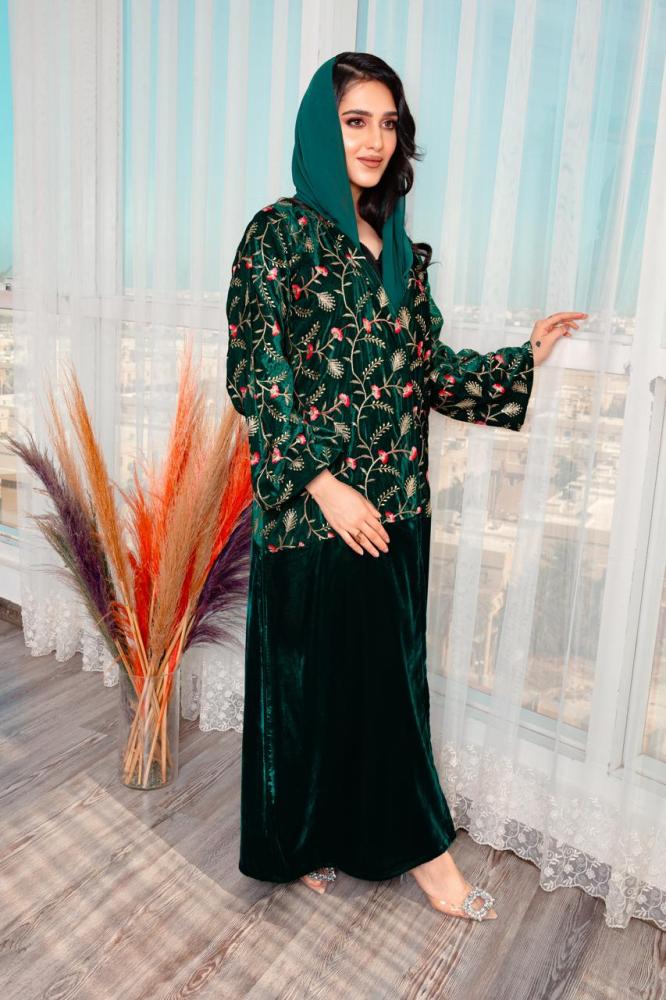عباية مخمل بلون أخضر بالاضافة الى شيلة