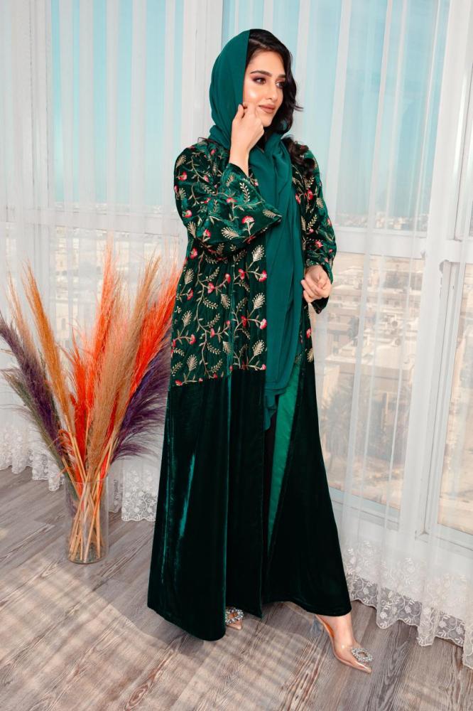 عباية مخمل بلون أخضر بالاضافة الى شيلة