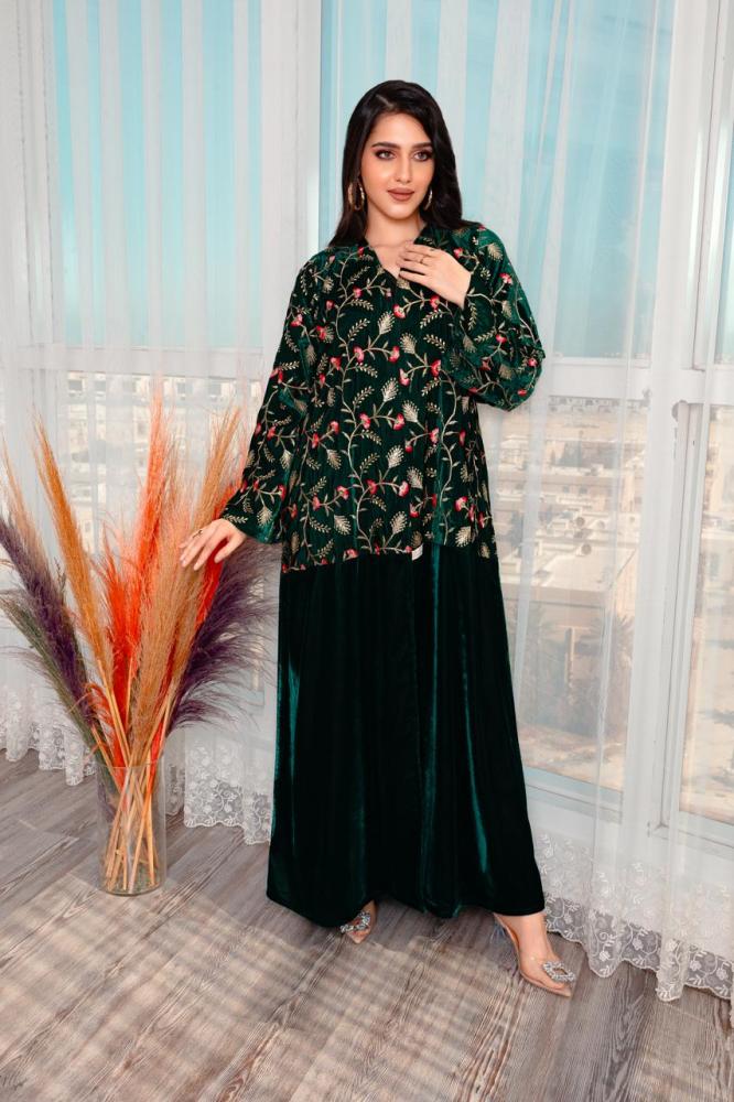 عباية مخمل بلون أخضر بالاضافة الى شيلة
