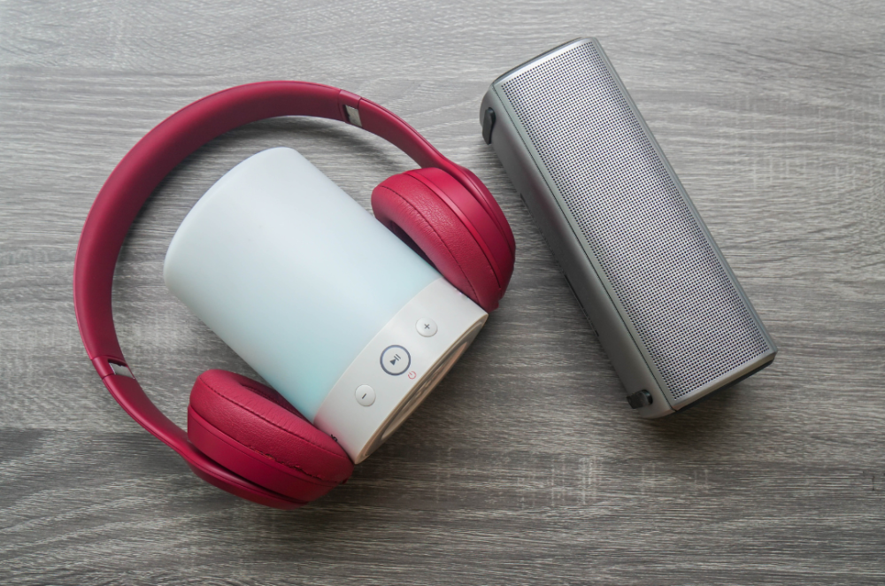 السماعات ومكبرات الصوت