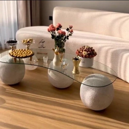 *طاولة زجاج شفاف بقواعد متحركة*