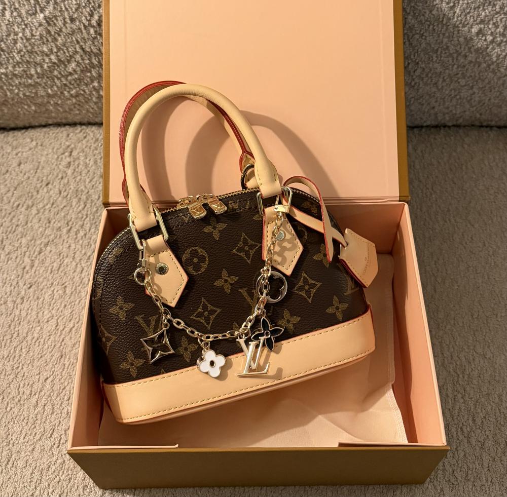 شنطة براند LV