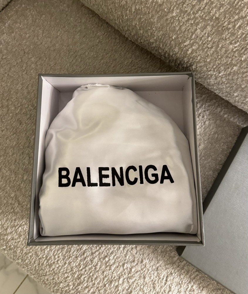 شنطة براند BALENCIAGA