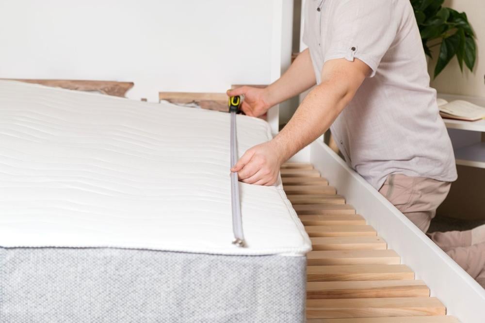 كيف تختار مقاس مفارش السرير المثالي مع تيتان للمفروشات