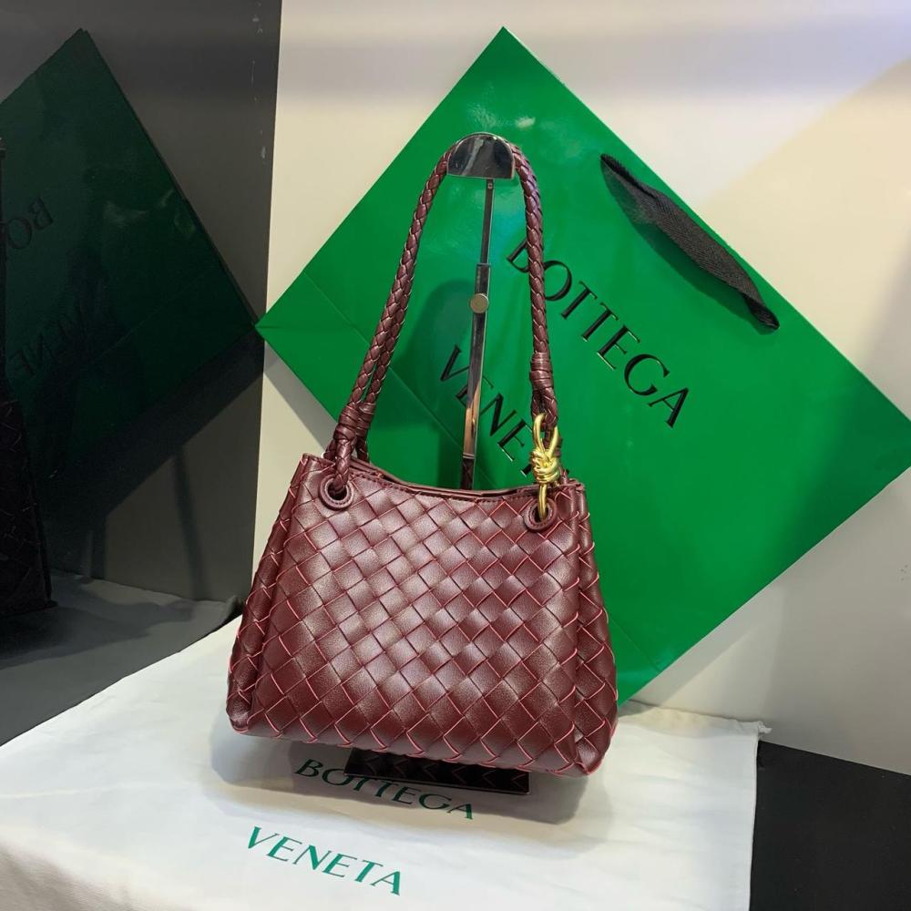 Bottega Veneta大型パラシュート Bottega Veneta Parachute Leather Shoulder Bag in Burgundy