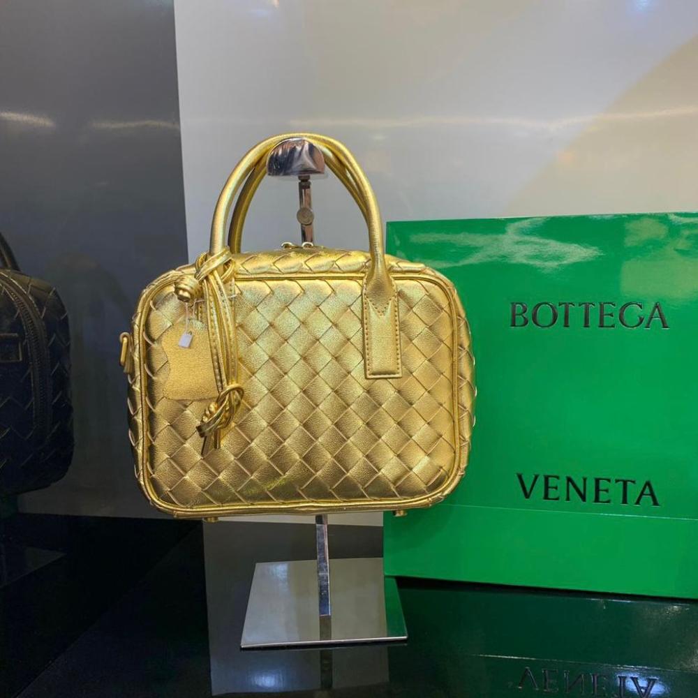 BOTTEGAVENETA ボッテガヴェネタ Bottega Veneta White Braided Leather Shoulder Bag with Chain
