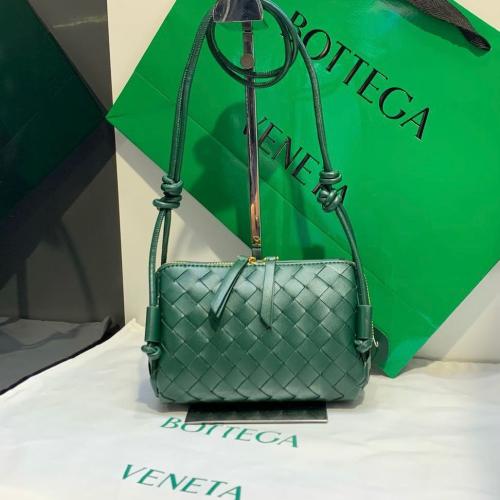 VIP【関税送料無料】希少 Bottega Veneta Leather Concert Bag Bottega Concert Zip-Up Bag in Premium Leather in Green - E