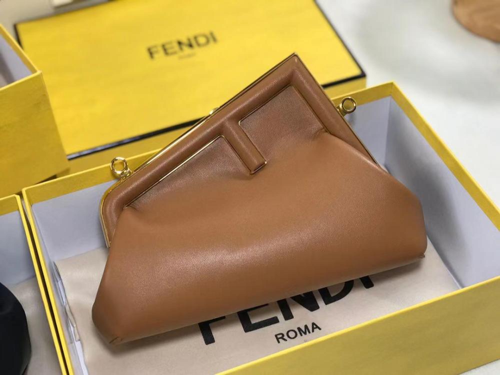 【美品】FENDI小物入れ フェンディ FENDI ズッカ柄 ポーチ 小物入れ ブラウン ナイロン