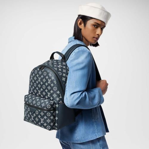 louis vuitton blue monogram backpack Multipocket Limited Edition Clouds 2060481 which is secured with a drawstring and press stud LOUIS VUITTON Backpack Multipocket Ink