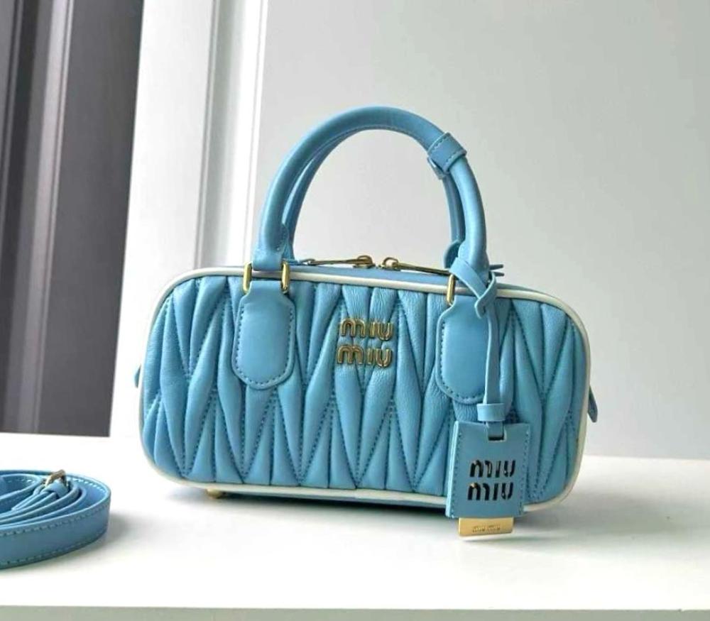 Miu Miu Accardi Women's Zip Purse in Leather in Blue - E