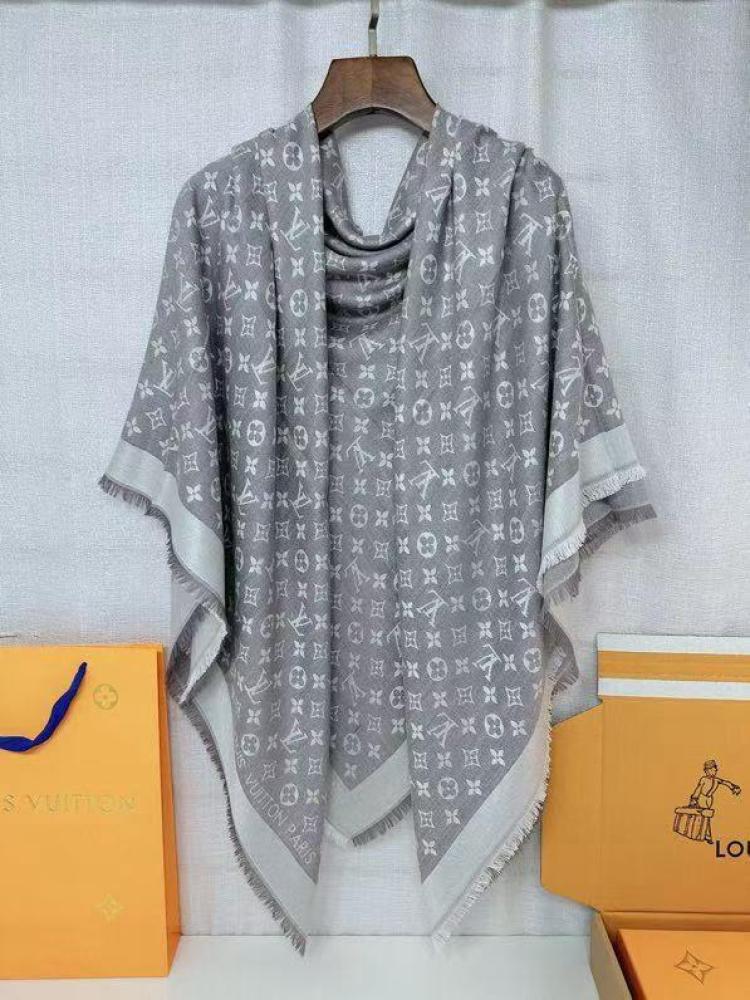 شال كبير نسائي لويس فيتون سيلك كلاسيك مونوغرام بلون رمادي وفضي فاتح