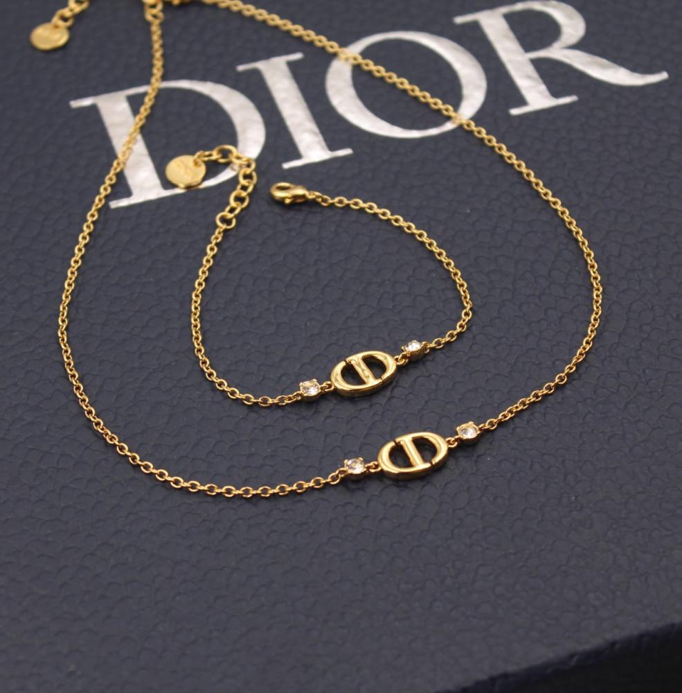 سلسال وإسوارة ذهبي ديور بشعار الماركة