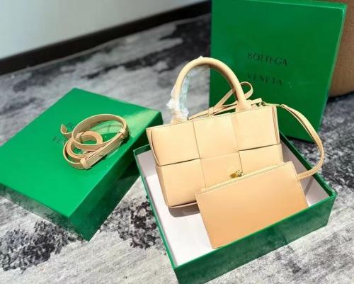 Louis Vuitton Capucine Snake Leather 21cm Marshmallow Bag - E