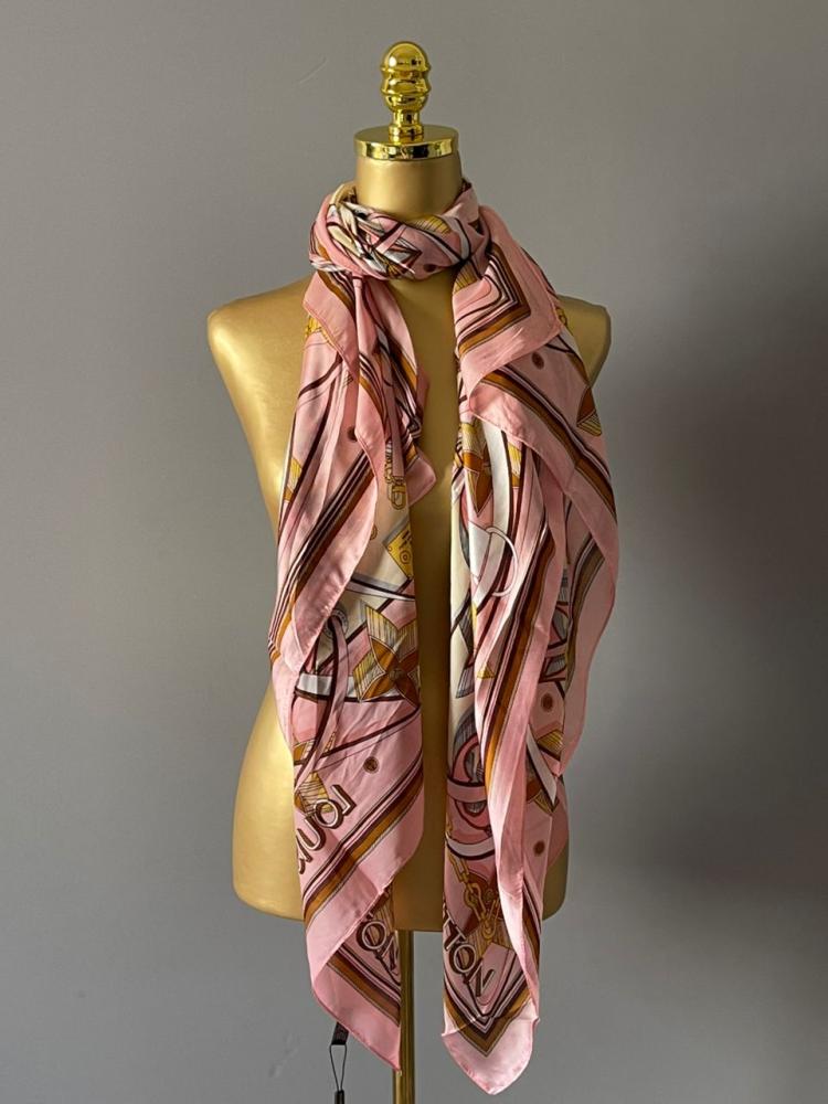 Louis Vuitton ストール Louis Vuitton Women's Soft Shawl in Pink with Brand Print | ESEVEN