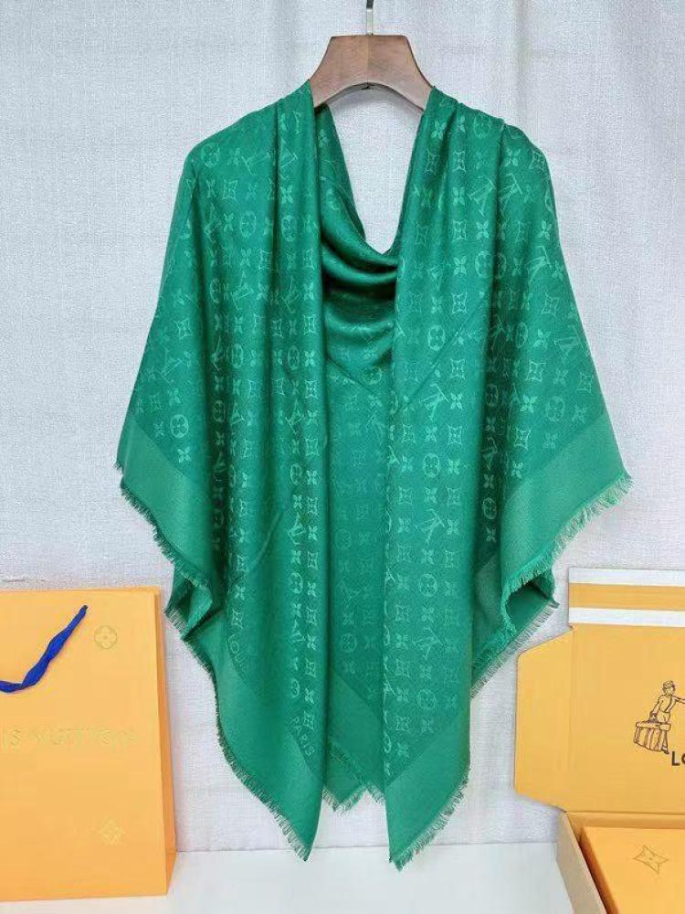شال كتف لويس فيتون سيلك كلاسيك مونوغرام بلون اخضر