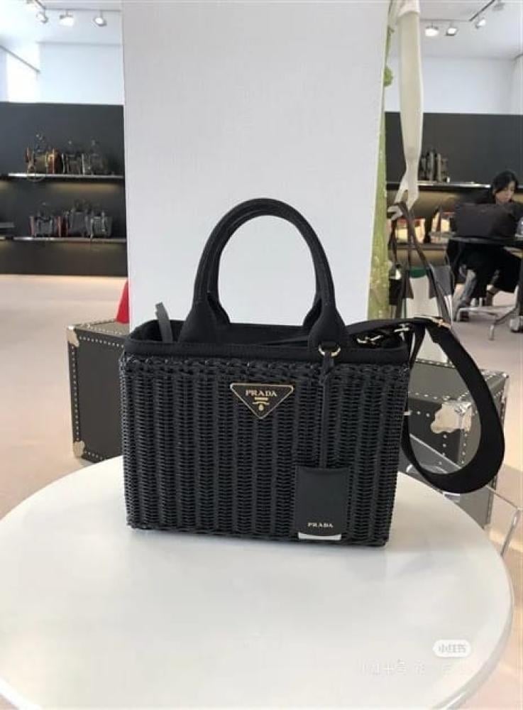 حقيبة نزهات برادا توين بمقابض علوية وحامل كتف لون اسود