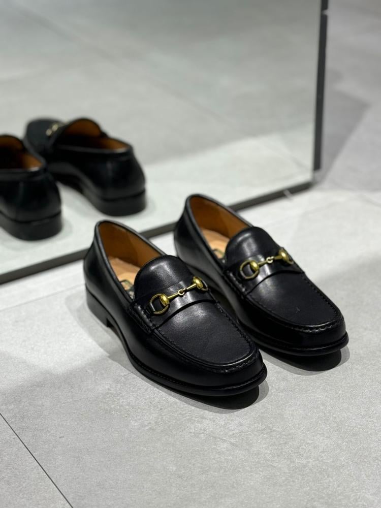 Gucci Men's Formal Shoes in Black Leather with Gold - E