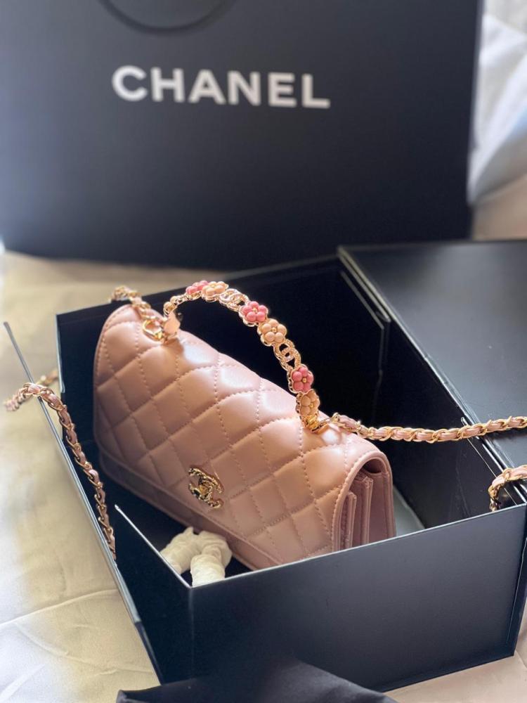 Chanel women's bag, 19 cm, in salmon color, with a distinctive