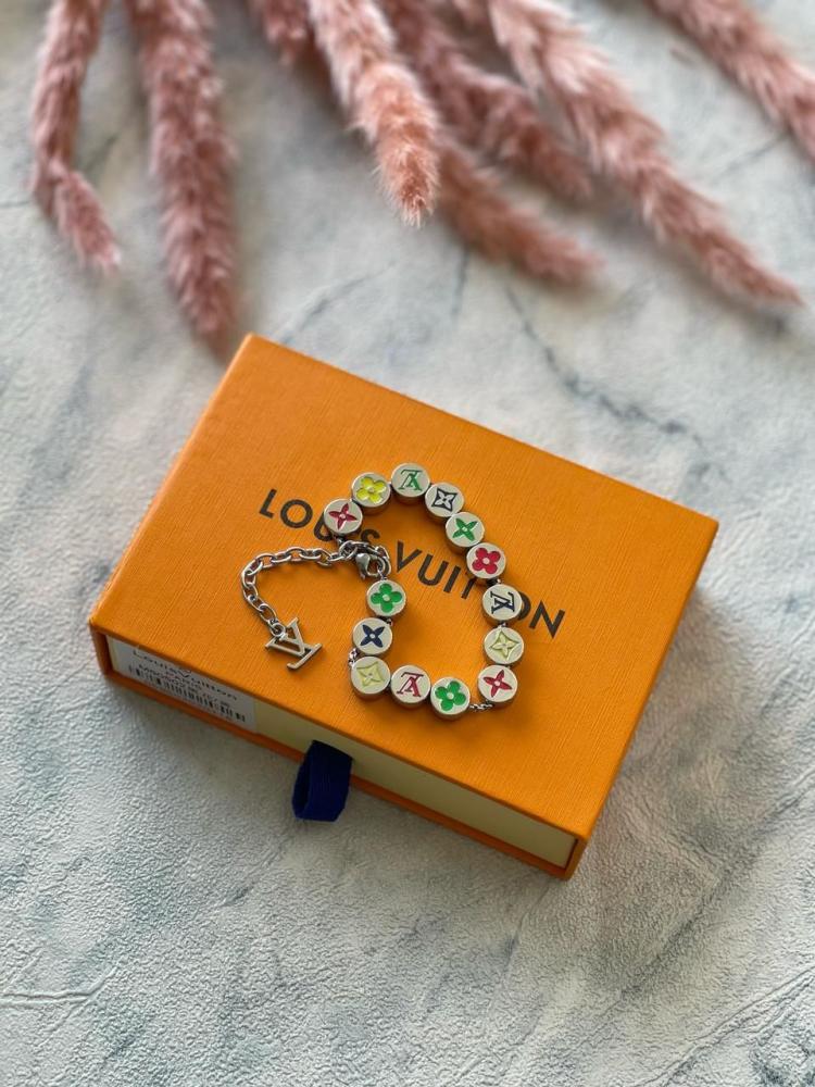 سوار للجنسين لويس فيتون معدنية بلون فضي مع حبات ملونة بلوقو العلامة