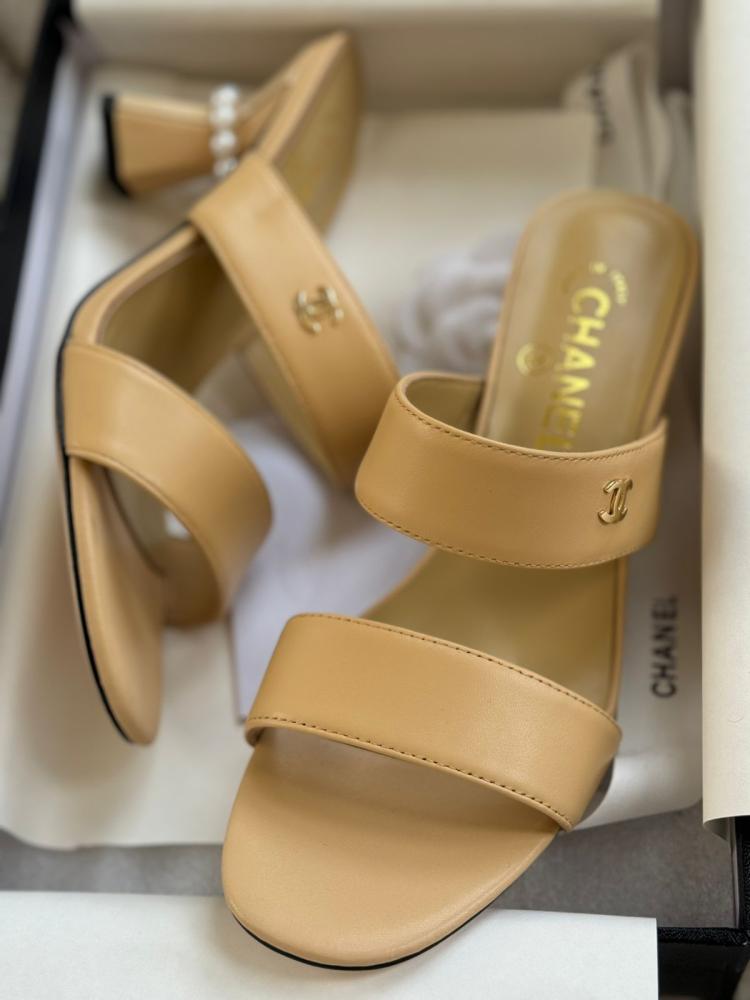 ボスジャン Coco Chanel beige strapless sandal with comfortable heel - E