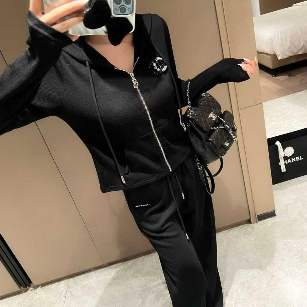 miumiu セットアップ Miu Miu Women's Casual Set with Black Zip-Up Jacket and Pants - E