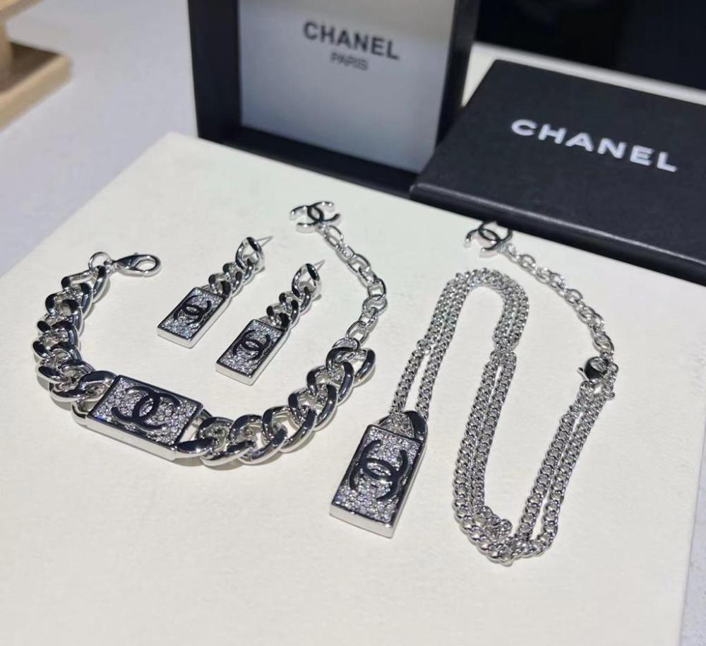 طقم اكسسوارات شانيل نسائي اسوارة جنزير مع حلق وسلسال رقبة ناعم