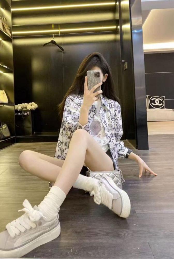 توينز شانيل تيشيرت وقميص مطبوع بشعار الماركة أبيض واسود