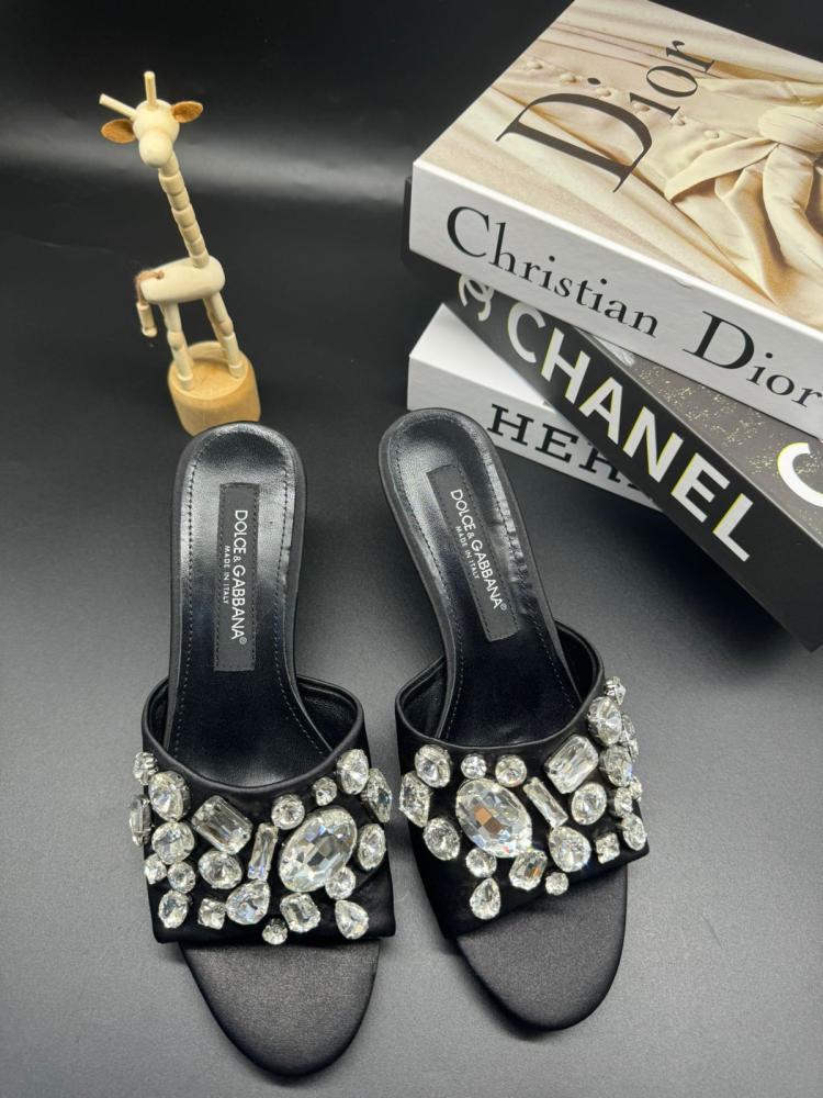 صندل نسائي دولتشي جابانا بألوان عصرية