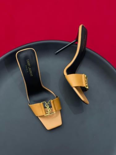 サ Yves Saint Laurent Honey Leather High Heel Pumps with Gold Logo
