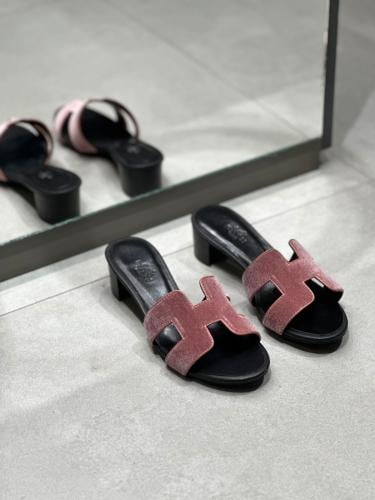 Gucci Shiny Slipper Leather Everyday Flat Sandal in Burgundy