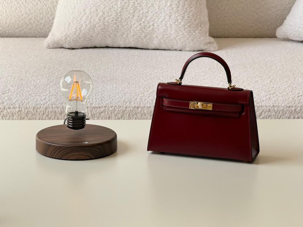 ケン Hermes Kelly 19cm bag with a modern burgundy handle and gold