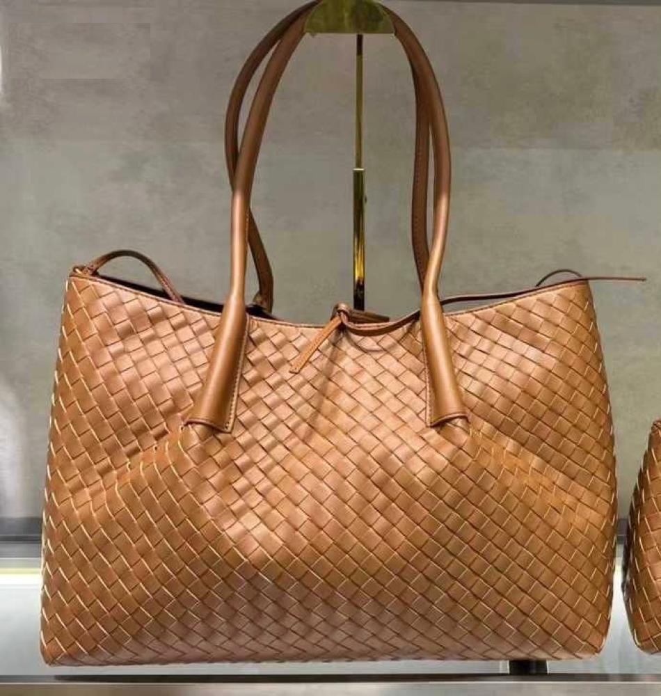 バッグ

ロサンゼルスエンジェルス来場者限定品のため、行列に並んでゲットしました Bottega Veneta Women's Large Bag in High Quality Braided