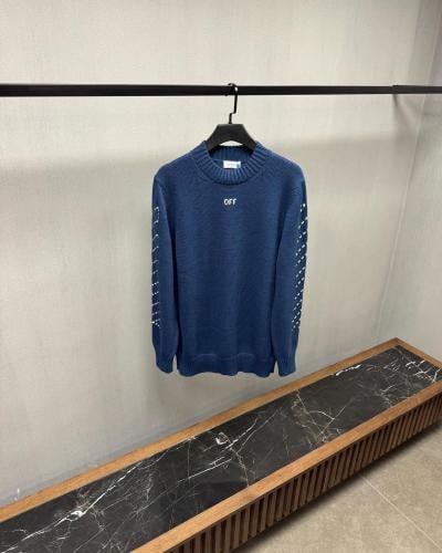 ロゴTEE　ホワイト　新品 Elegant off-white dark blue winter sweater with a logo on