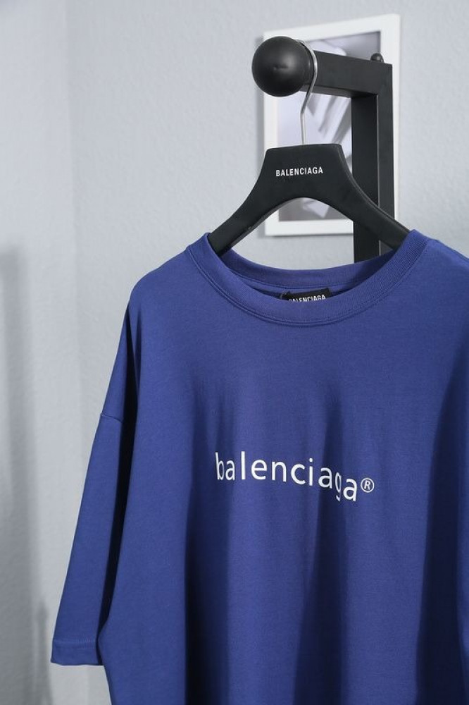 تي شيرت رجالي راقي من بالنسياغا لون بنفسجي