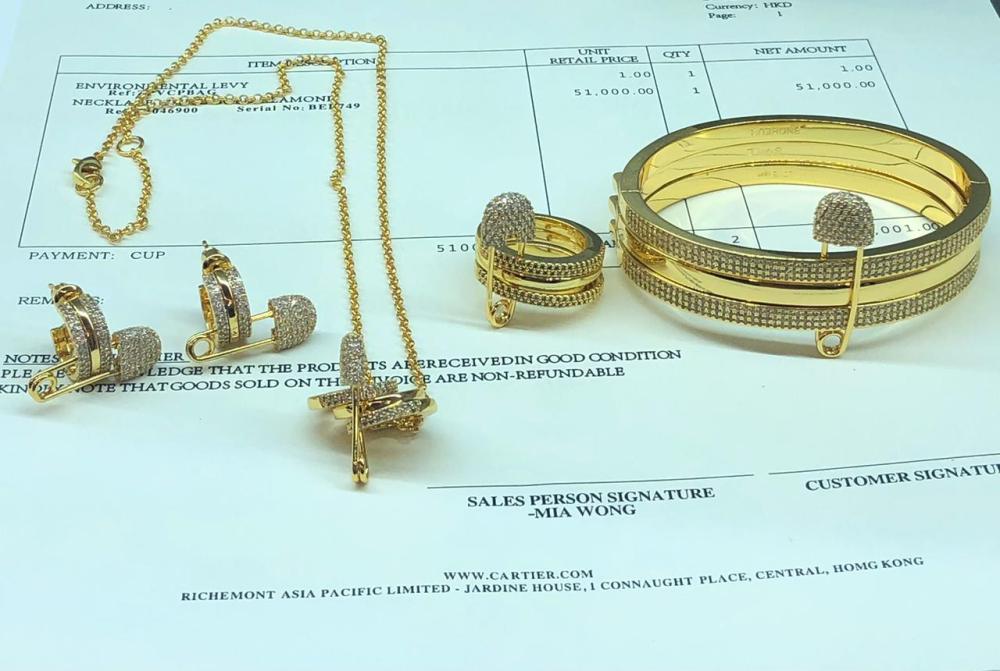 セット Full set of circular rings decorated with a gold-colored pin
