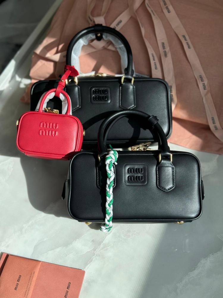 miu miu シルバー　ミニバッグ Mini Miu Miu Bag in White Quilted Leather with Shoulder