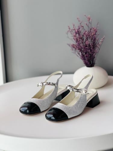 Miu Miu shoes with a back strap, low heel, in black and white