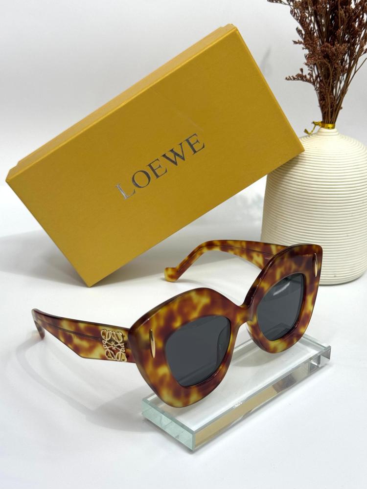サングラス LOEWE Woman Sunglasses Honey LW40157U 50E Loewe sunglasses, wide square frame, honey color - E-SEVEN STORE