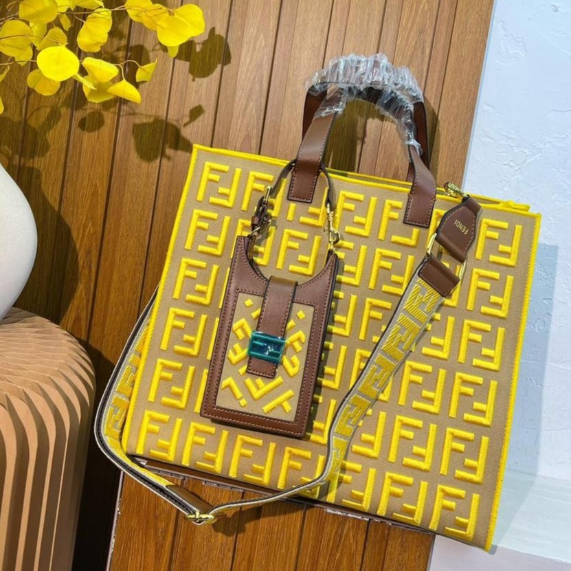 حقيبة نسائية كبيرة فيندي أصفر