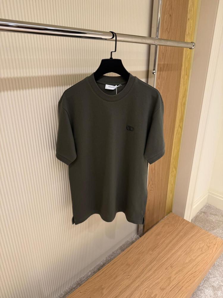 تي شيرت كاجوال سلفاتوري فيراغامو رجالي لون زيتي بشعار الماركة