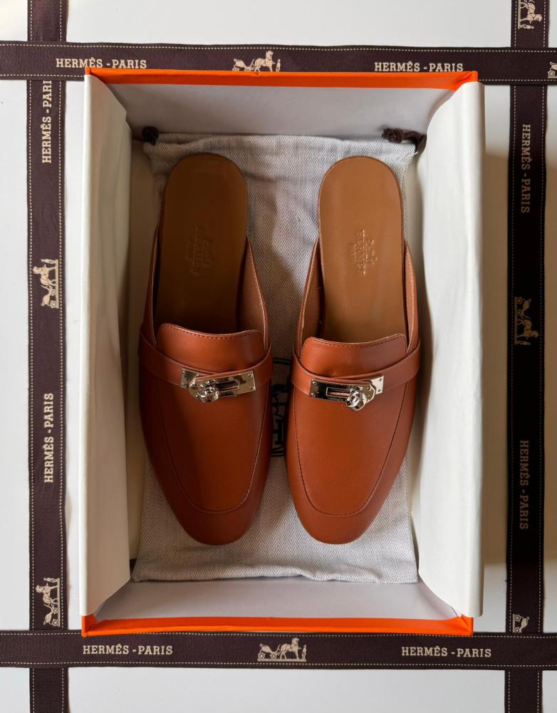 Hermes Women's Kelly Flat Closed Sandal, Honey - E-SEVEN STORE