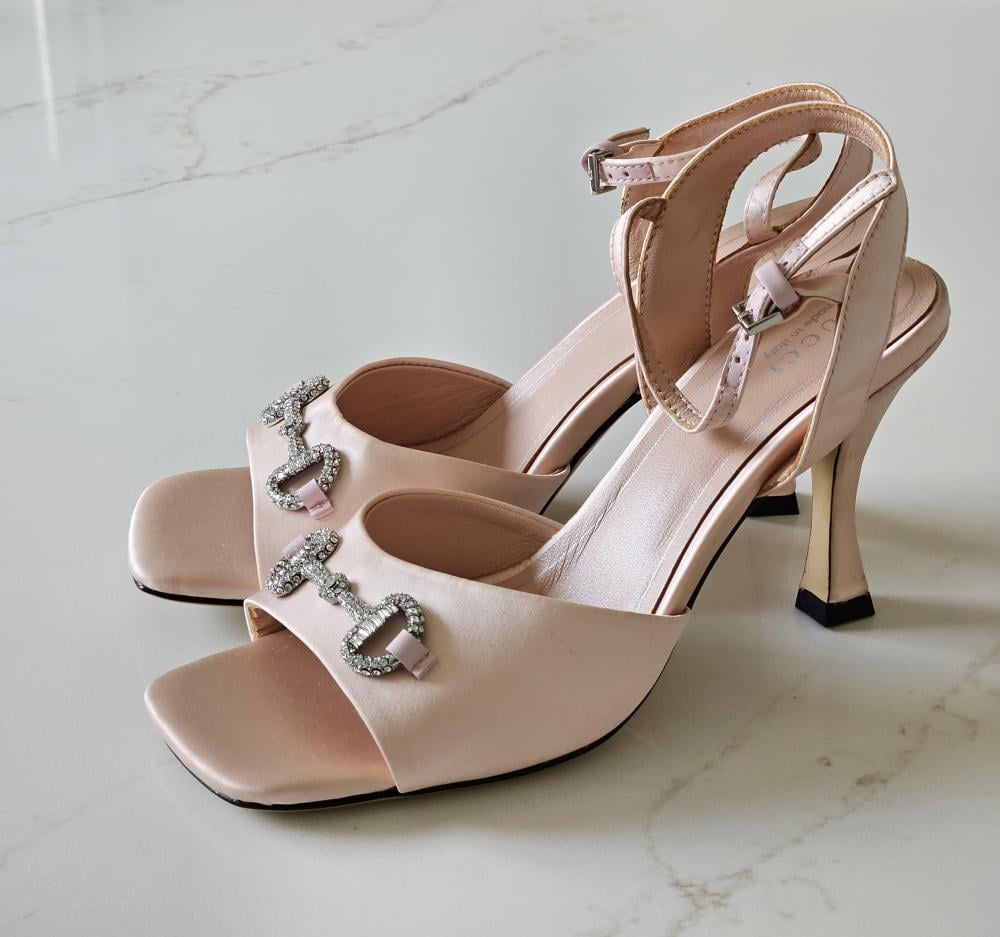 صندل ساتان قوتشي هورسبت هيلز عصري بلون بيج