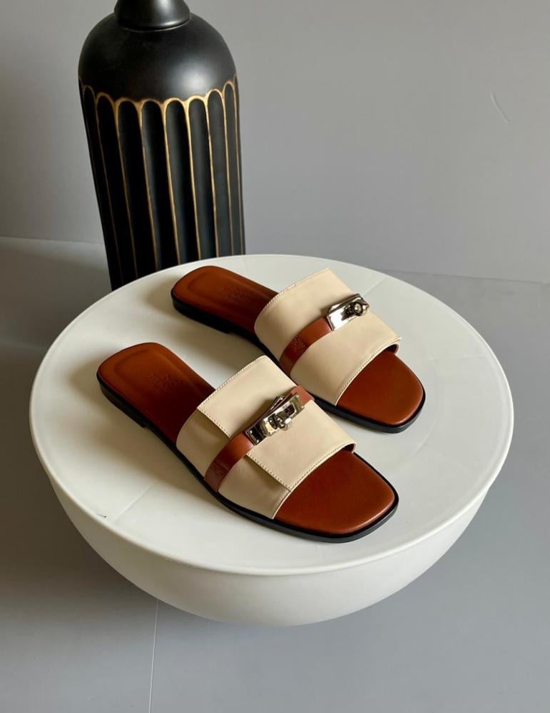 Hermes Women's Flat Open Toe Leather Sandal in Beige and Brown