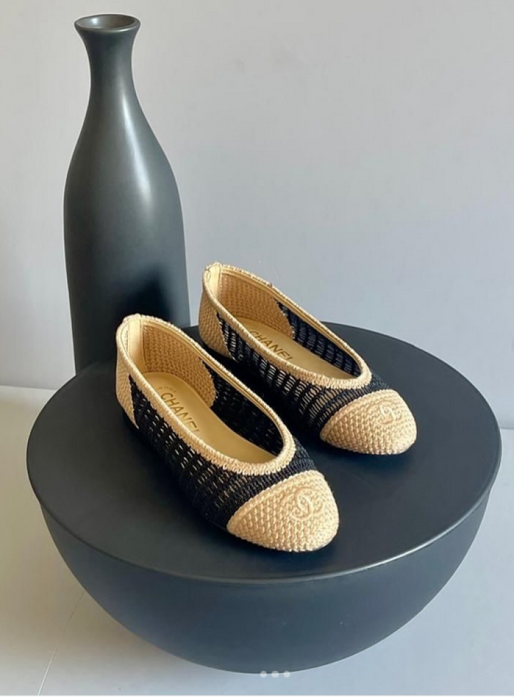 باليرينا فلات شانيل نسائية حذاء سهل الارتداء مفرغ بلون بيج بلاك