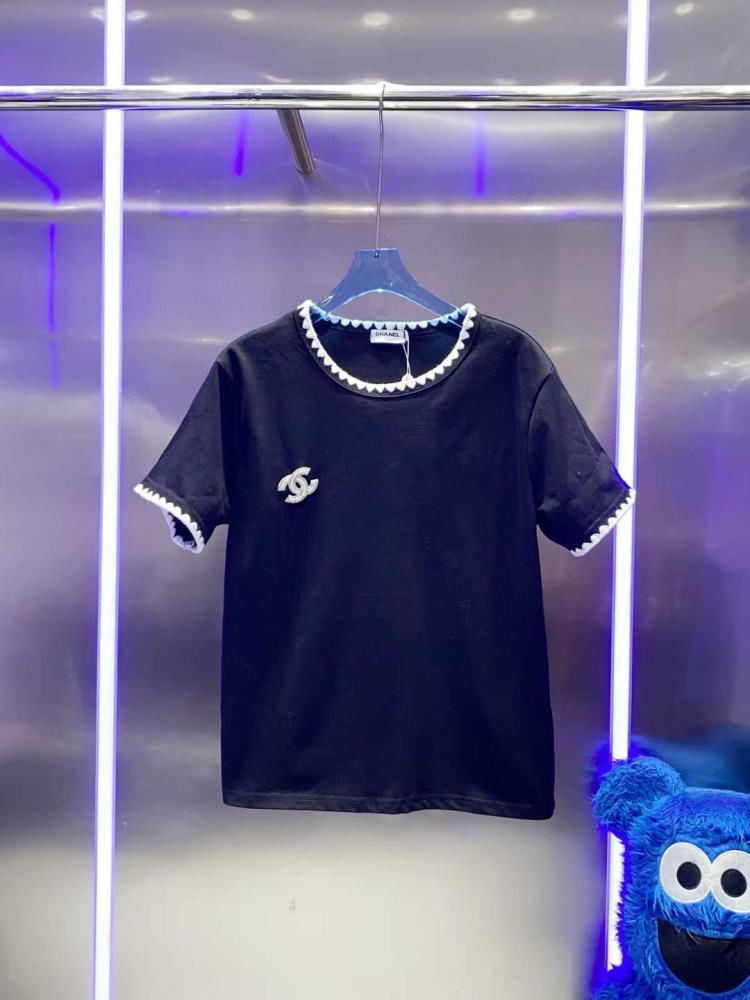 Tシャツ Chanel Women's Black T-Shirt with White Crew Neck and