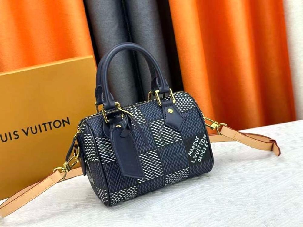 شنطه صغيرة لويس فيتون سبيدي بمقابض وحامل كتف لون كحلي